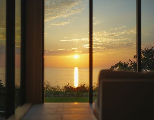 リビングから夕景と海を眺望