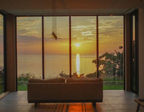 リビングから夕景と海を眺望