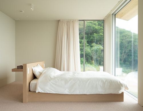 2F寝室（キングサイズベッド）・リビング