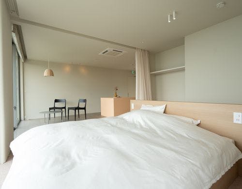 2F寝室（キングサイズベッド）・リビング