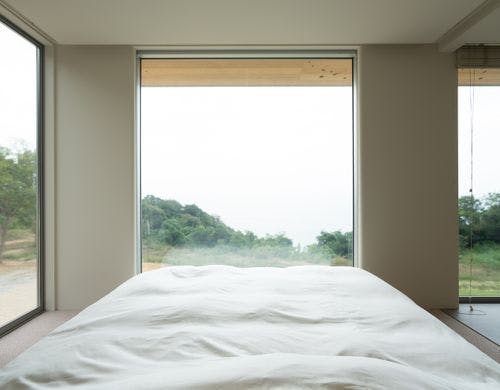 2F寝室（キングサイズベッド）・リビング