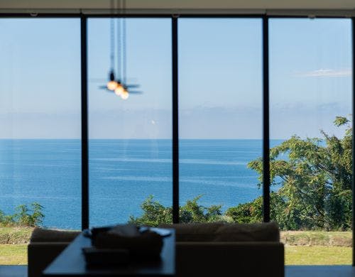 海を眺望するリビング