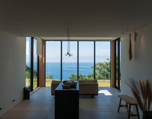 海を眺望するリビング