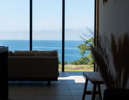 海を眺望するリビング