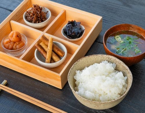 淡路鯛のあら汁と丹波篠山米のご朝食