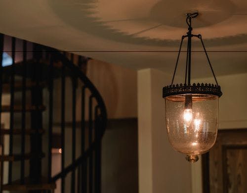 温かな照明もと別荘ステイ