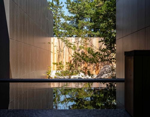 【dawn（ドーン）】庭を望む露天風呂