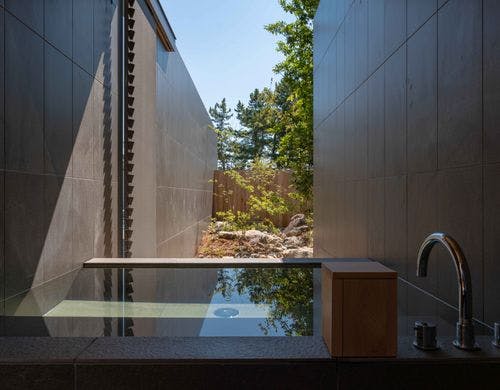 【dawn（ドーン）】庭を望む露天風呂