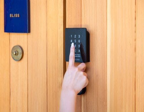 【玄関】お部屋の鍵は暗証番号式を採用