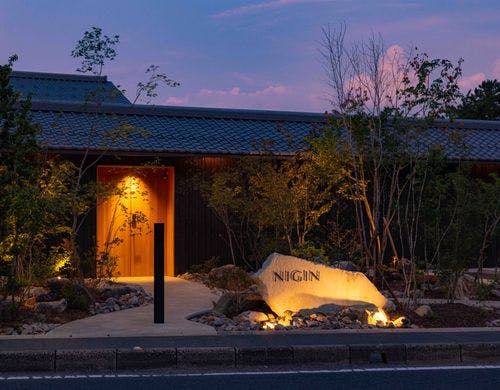 【外観】ライトアップされた外観