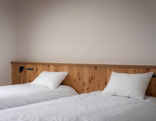 2階寝室：シングルベッド２台