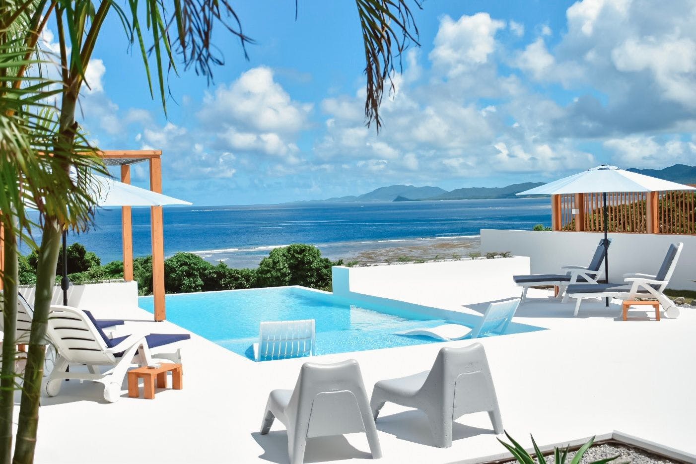 ヴィラ波のプールサイド