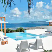 ヴィラ波のプールサイド