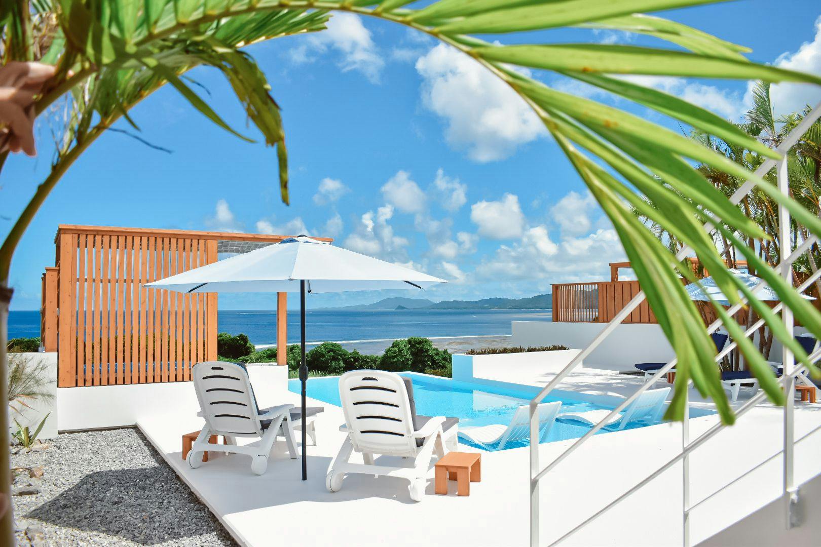 ヴィラ風のプールサイド