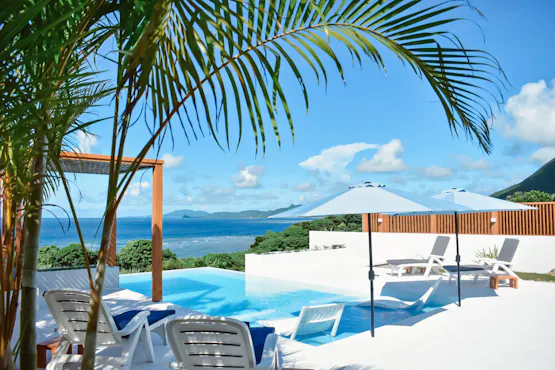 ヴィラ波のプールサイド