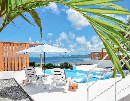 ヴィラ風のプールサイド