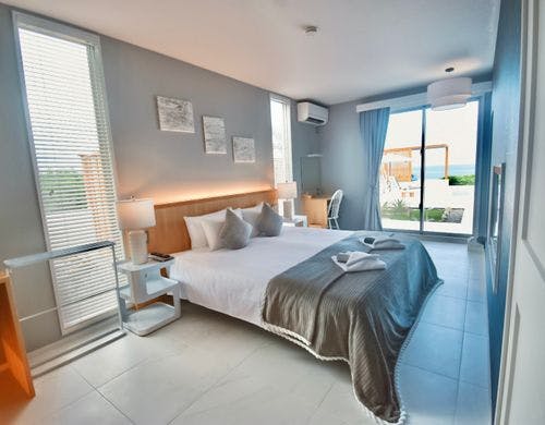 ヴィラ風のキング寝室