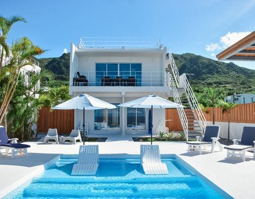 ヴィラ風のプールサイド