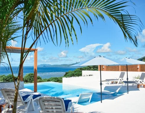 ヴィラ波のプールサイド