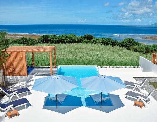 ヴィラ波のプールサイド