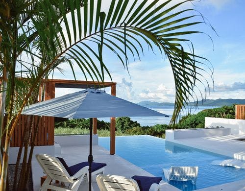 ヴィラ波のプールサイド