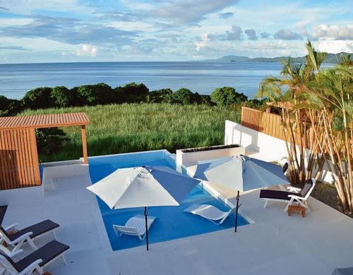 ヴィラ風のプールサイド