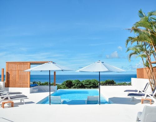 ヴィラ風のプールサイド