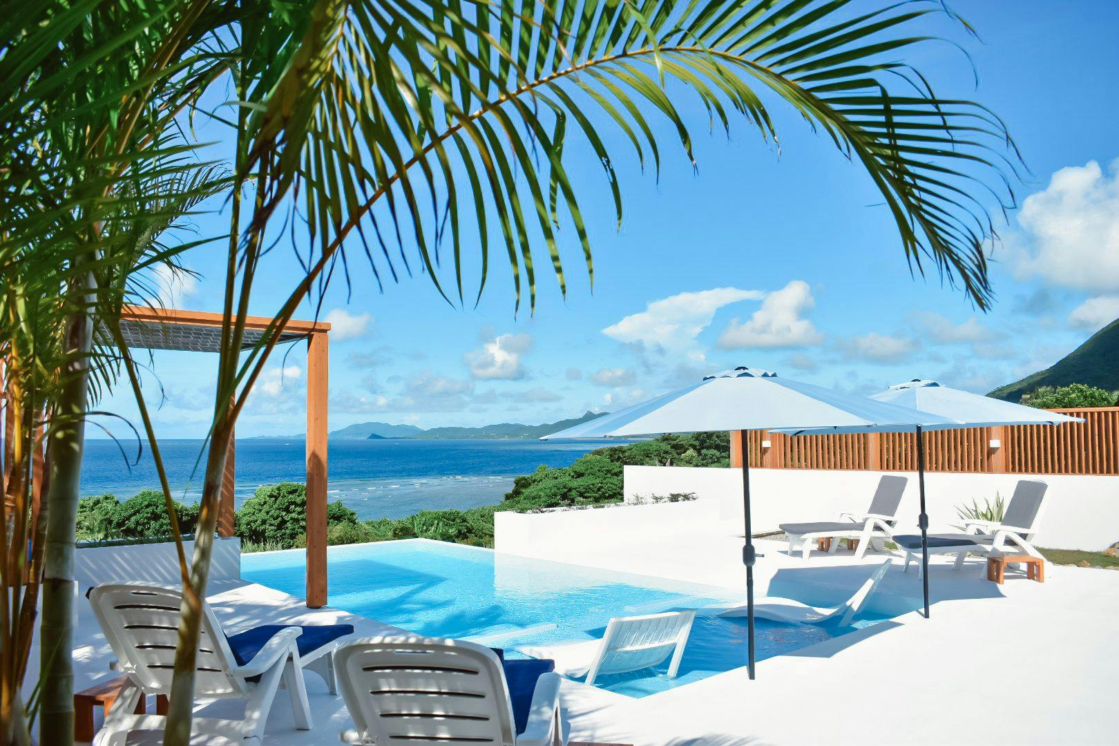 ヴィラ波のプールサイド