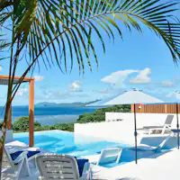 ヴィラ波のプールサイド