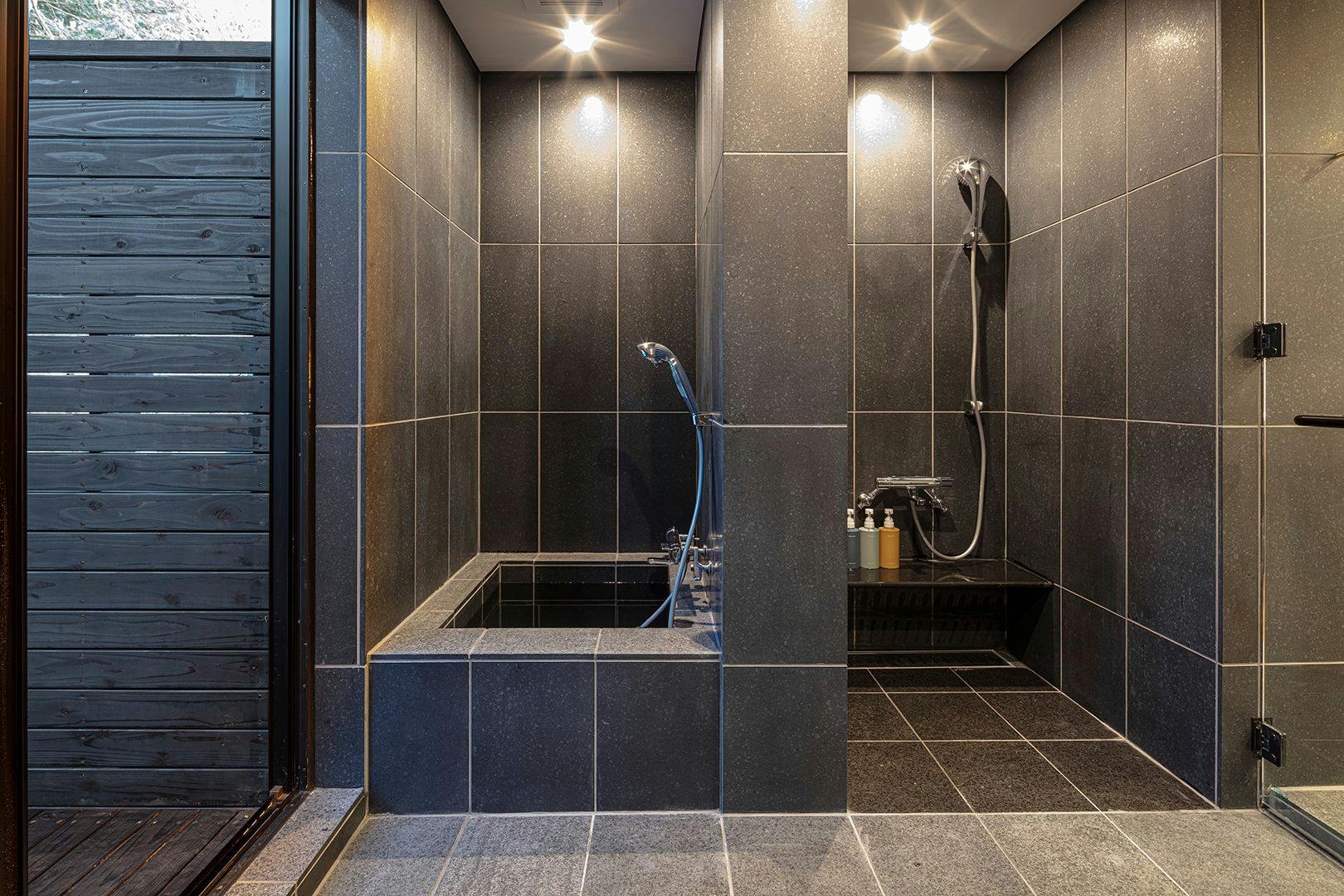 プライベートスパの水風呂とシャワーブース