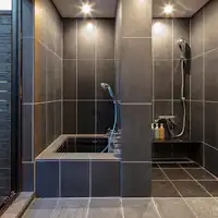 プライベートスパの水風呂とシャワーブース