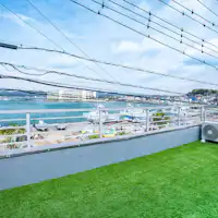青空と海を望む、開放的な人工芝テラス