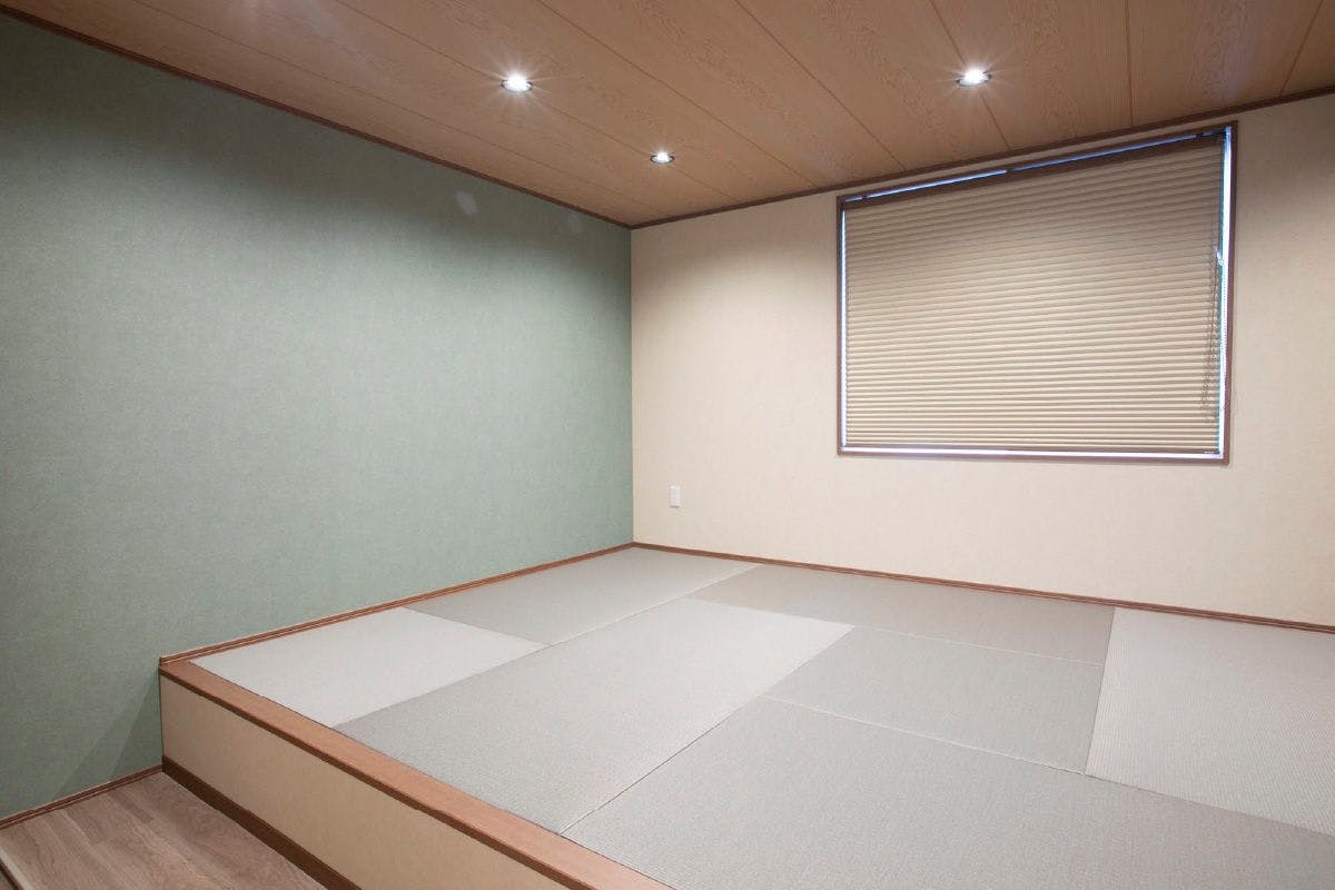 スクエアな畳。モダンで落ち着いた和の空間