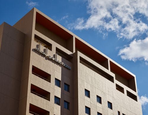 新幹線が乗り入れる岡山駅から徒歩2分