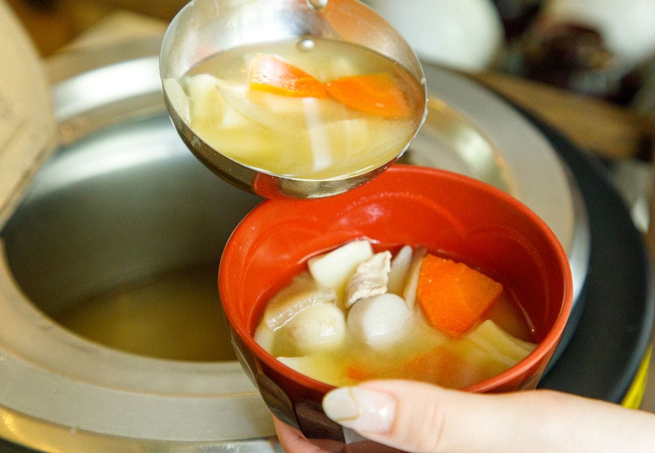 Sarapan prasmanan Jepang dan Barat (Dango-jiru khas Oita)