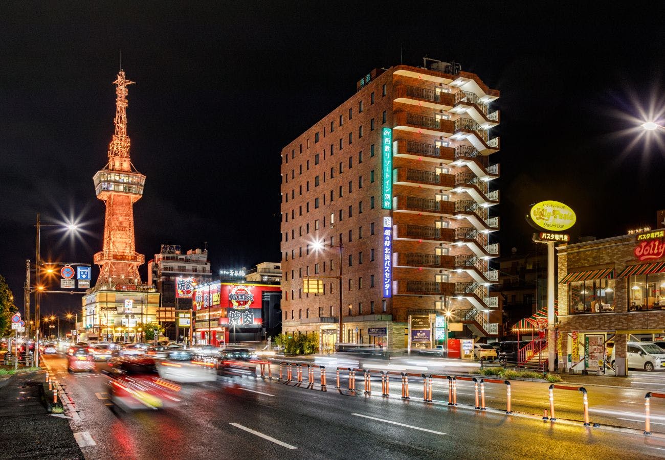 Hotel tampak luar (malam hari)