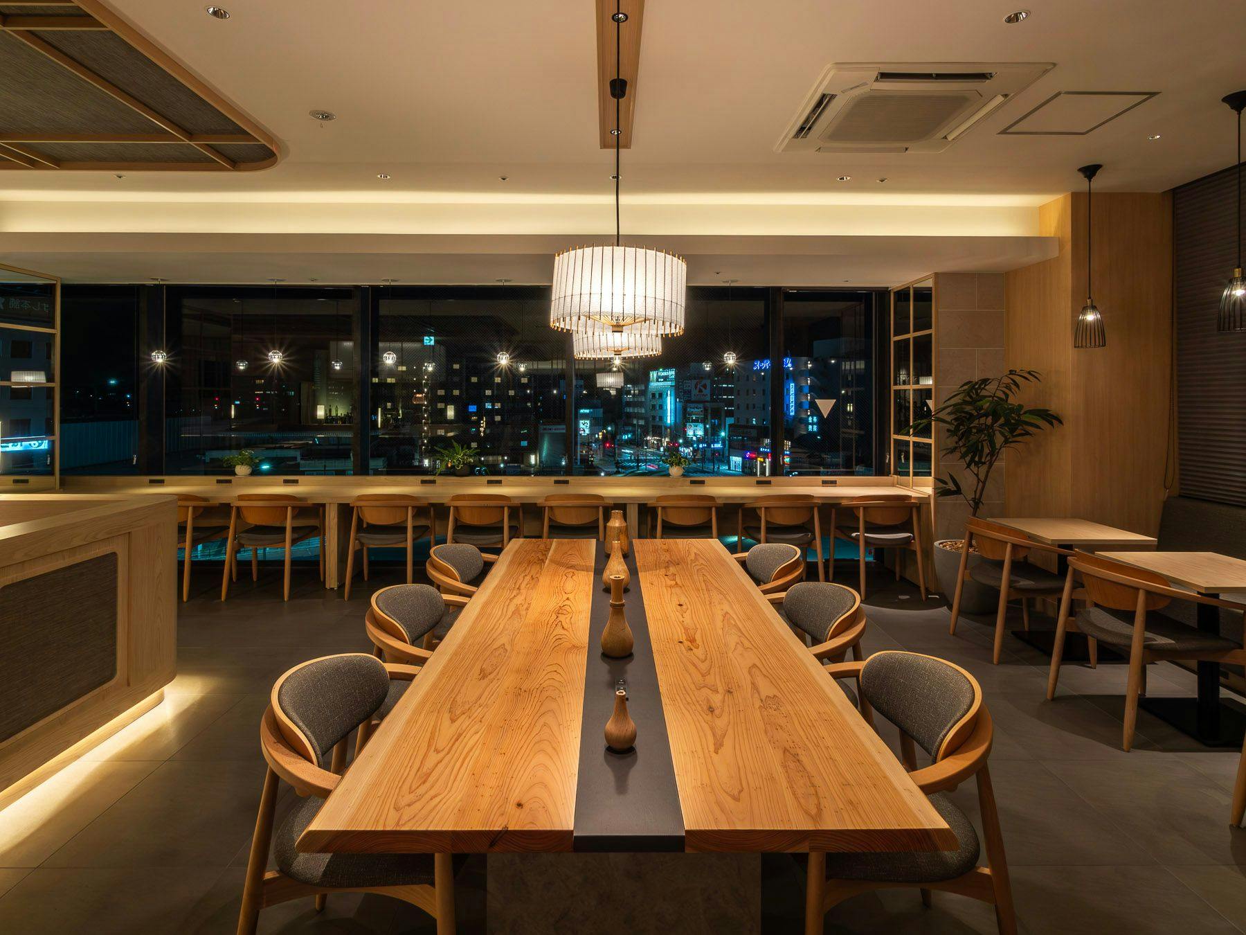 Pencahayaan hangat menerangi ruang rehat.