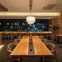 Pencahayaan hangat menerangi ruang rehat.