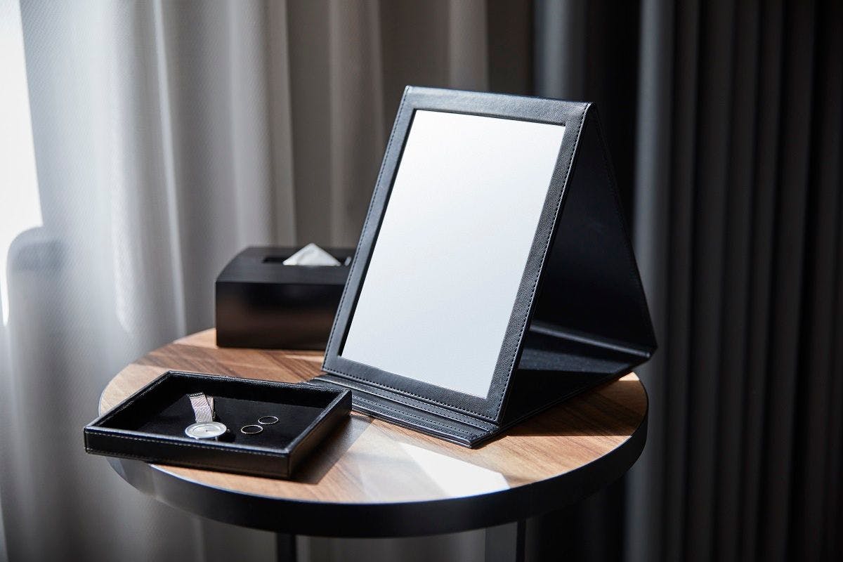 手鏡とアクセサリーケース