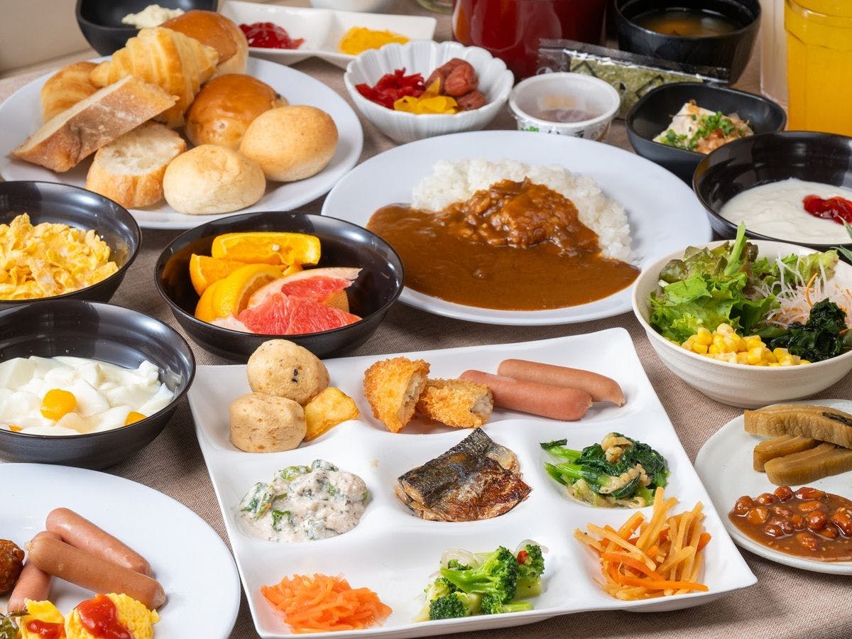 【รวมบุฟเฟต์อาหารเช้า】เริ่มรับประทานได้ตั้งแต่ 06:00 น.! มีร้านสะดวกซื้อในอาคาร! พร้อมห้องอาบน้ำสาธารณะขนาดใหญ่ ทำเลดีใกล้สถานี เดิน 1 นาทีจากทางออกฝั่งตะวันออกของสถานีเคเซ นาริตะ