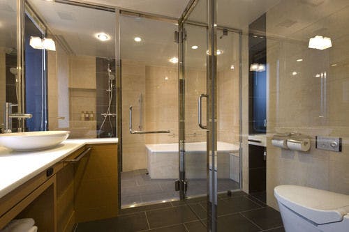 Bilik kembar sudut dengan tab mandi