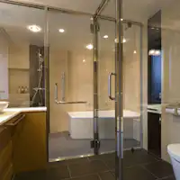 Bilik kembar sudut dengan tab mandi