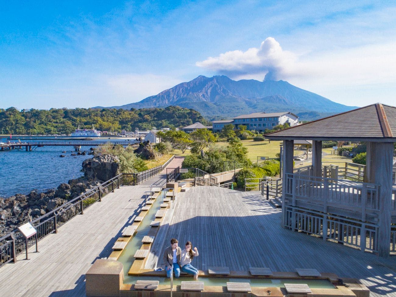 溶岩なぎさ公園足湯　写真協力：鹿児島市