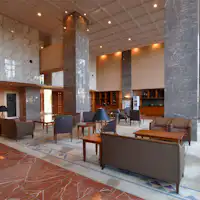 【1階ロビー】高級感がありクラシック