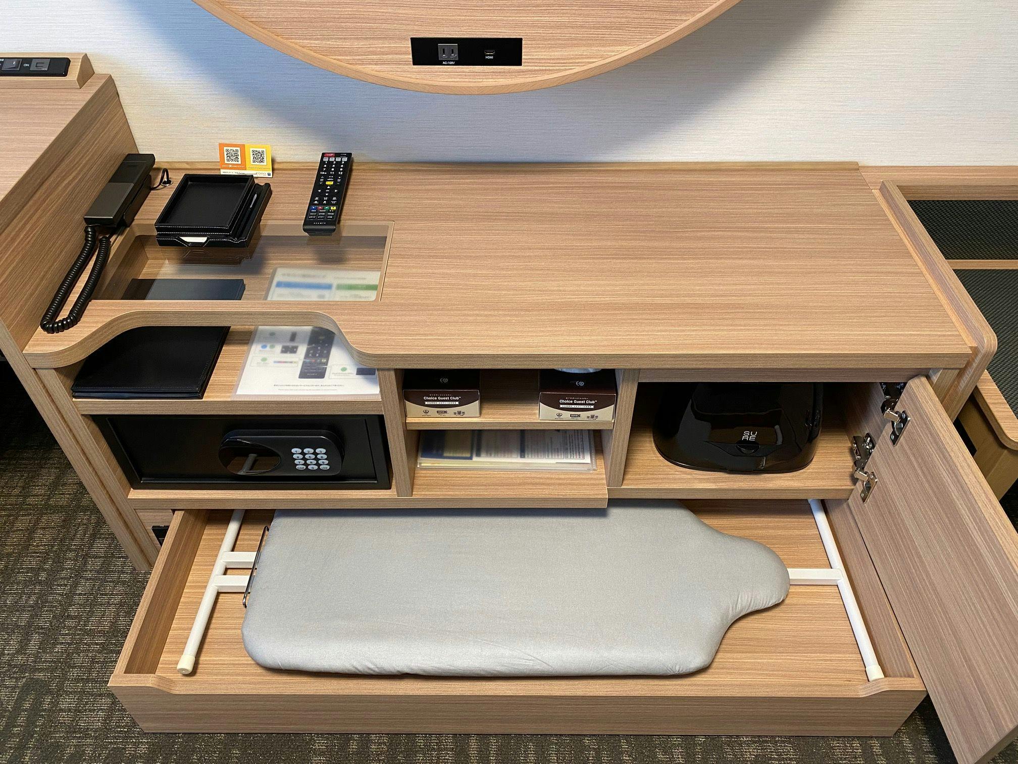 客室にはアイロンとアイロン台も完備