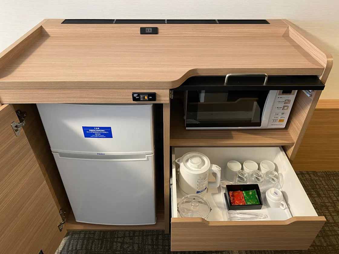 冷凍庫付きの冷蔵庫と電子レンジを完備