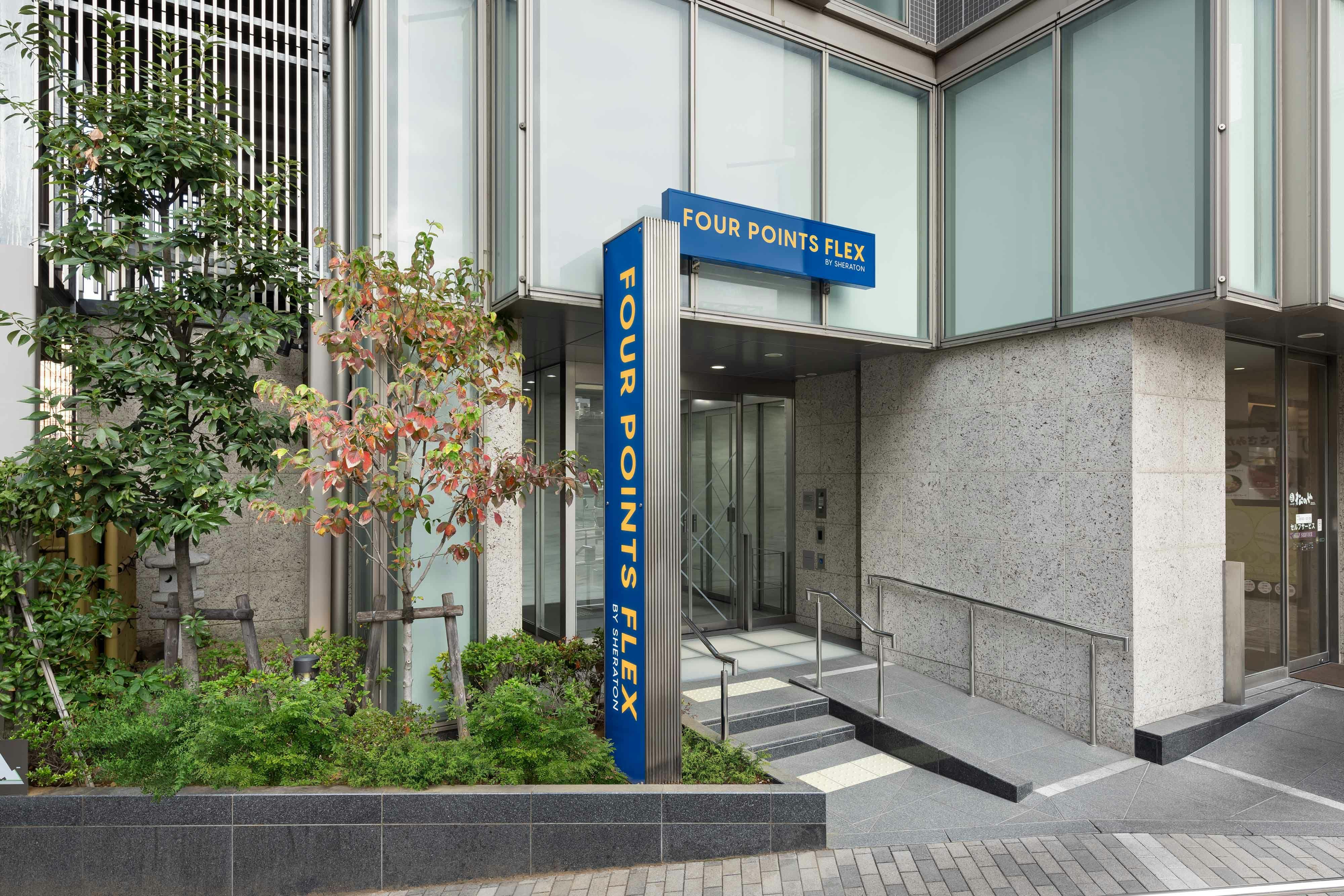 Eksterior (siang hari)