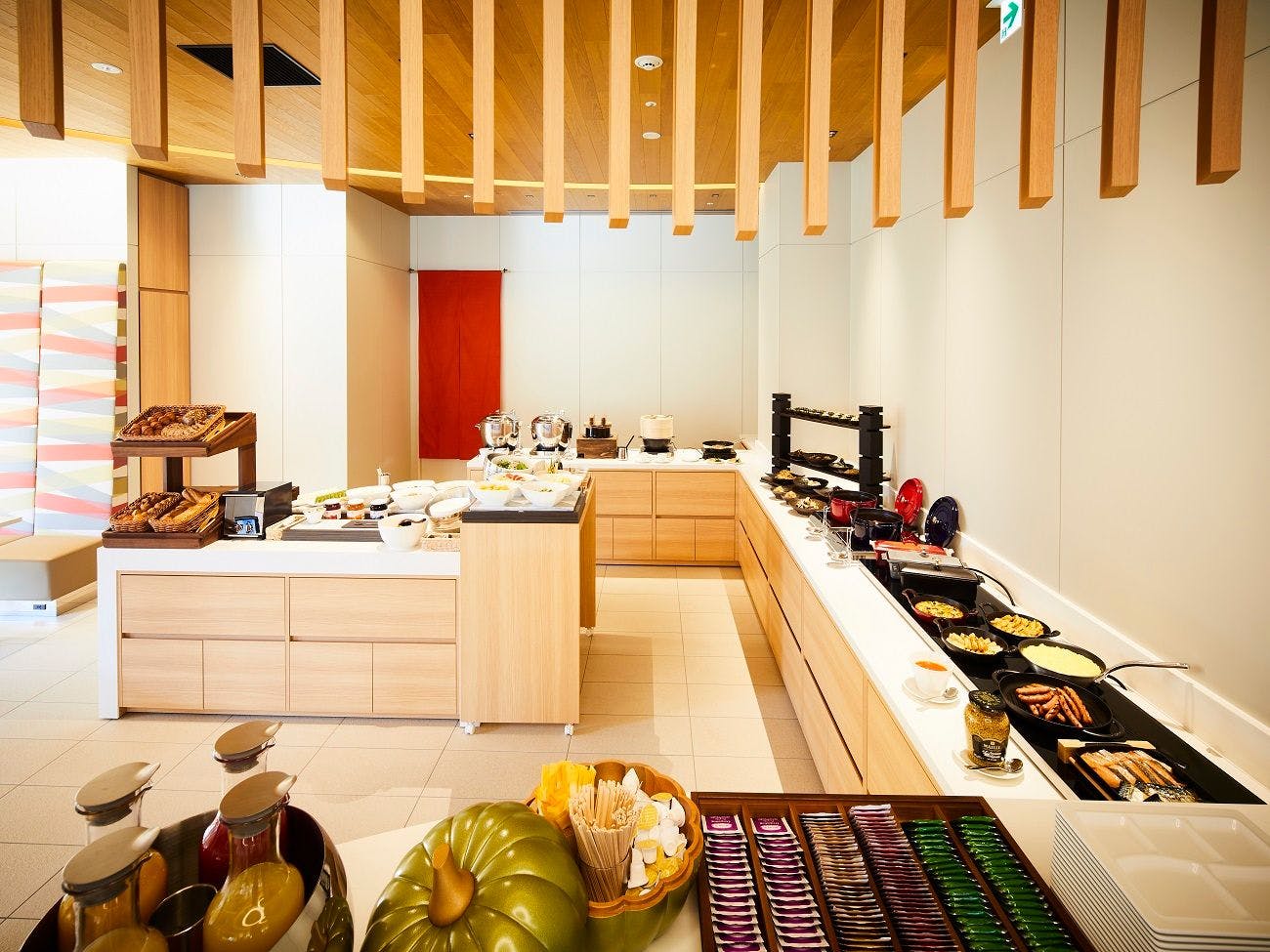 新鮮出爐的麵包和美味蔬菜的早餐