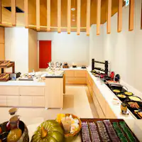 新鮮出爐的麵包和美味蔬菜的早餐