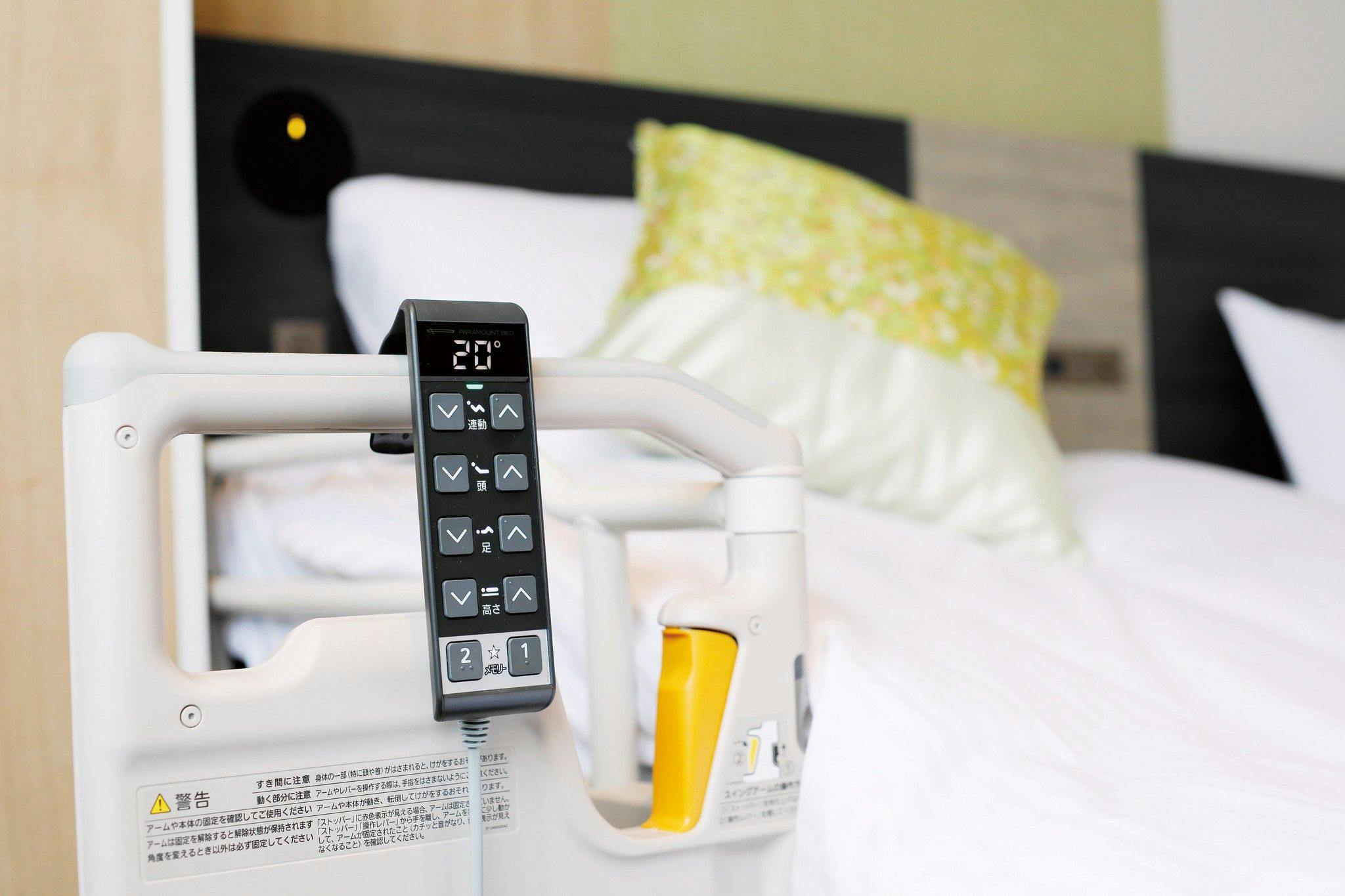 【ダイワロイネットホテル奈良】ユニバーサルツインルーム（定員２名・26.4平米）の電動ベッド